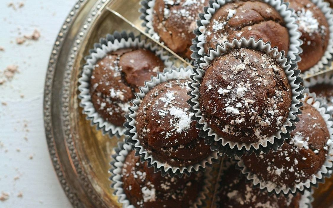 Bir tabakda tarçınlı çörek