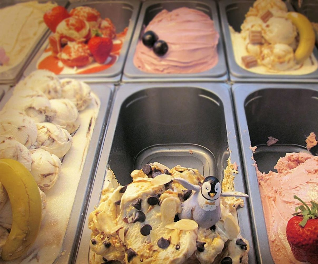 Taze hazırlanan dondurma ve gelatolarla dolu vitrinimiz